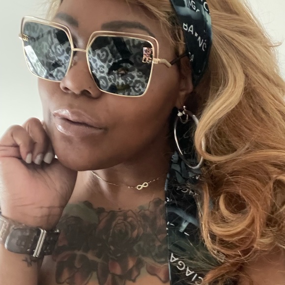 MEET YOUR POSHER - Picture 3 of 3